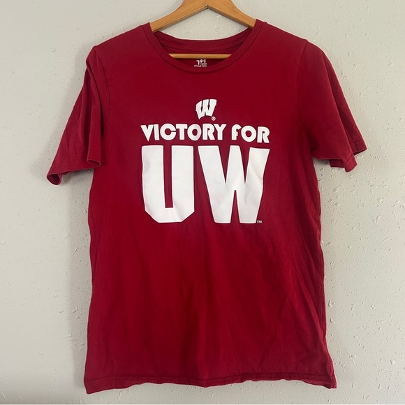 🦋Wisconsin Badgers Red 'Victory for UW' T-Shirt Casual Football Fan Sporty Large - Picture 1 of 6